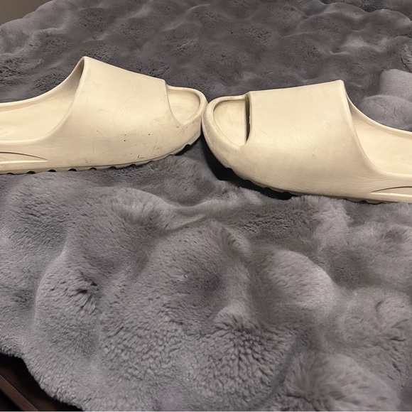 Yeezy Cream Slide Sandals - Picture 3 of 4